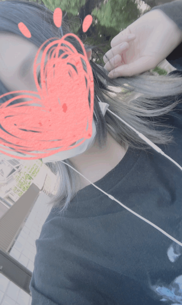 中性的な美しさと、澄んだ声を持つ「茨姫（ｼｷ）さん」。誰にも似ていない距離感とただ目が合うだけで残る記憶。