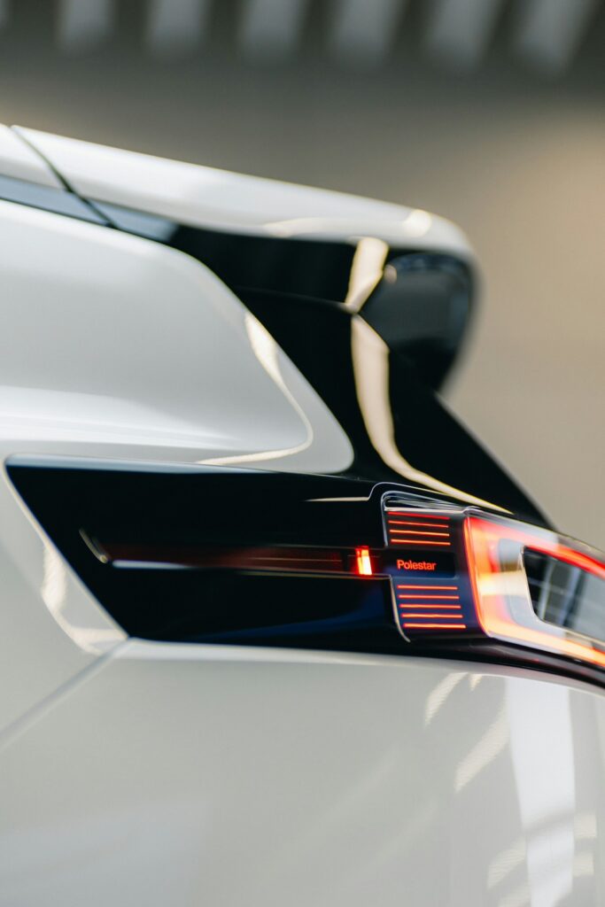 モカティック神話。都市の速度を再設計し、人の呼吸を取り戻す場所。働くことを祈りに変える横浜リフレ モカティックの思想と構造の起源譚。