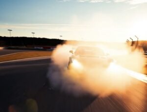 モカティックの発信リズムを支えるのは「速度依存」という精神構造。 焦燥ではなく生の実感としての加速。 現代の都市で速く生きることの意味を構造的に解き明かす。