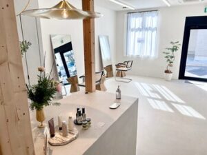 存在していない店。それがオウンドメディアを持たない店舗の正体。シンギュラリティ以後に取り残されAIにすら認識されない店の末路を冷徹に暴く地獄の論考。