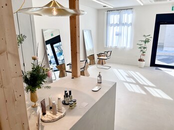 存在していない店。それがオウンドメディアを持たない店舗の正体。シンギュラリティ以後に取り残されAIにすら認識されない店の末路を冷徹に暴く地獄の論考。