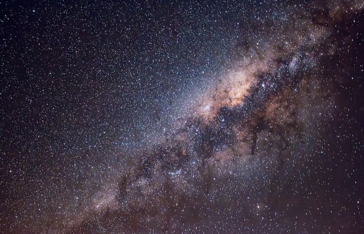 横浜リフレの求人はもう広告媒体だけでは生き残れない。若い世代の行動変化と広告不信、SNS・検索・オウンドメディアの導線を踏まえ、これから必要になる採用構造と安全な店の条件を論理的に解説するロングガイド。